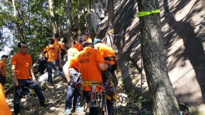 천등산 양지바위에서 대둔산 산악구조대,전주 덕진소방 구조대와  들것이용 암벽구조 훈련