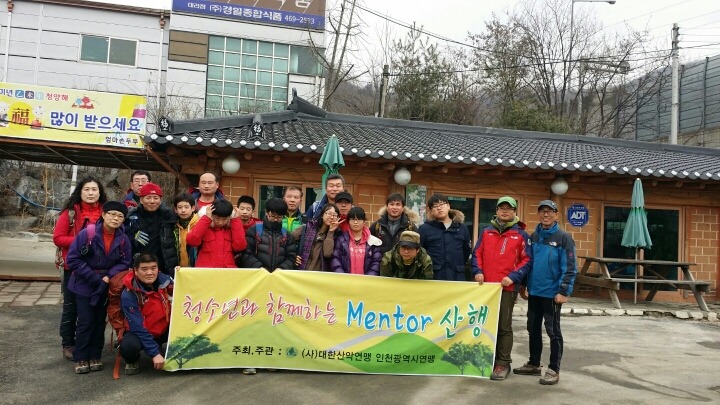 현수막 앞 기념사진.jpg